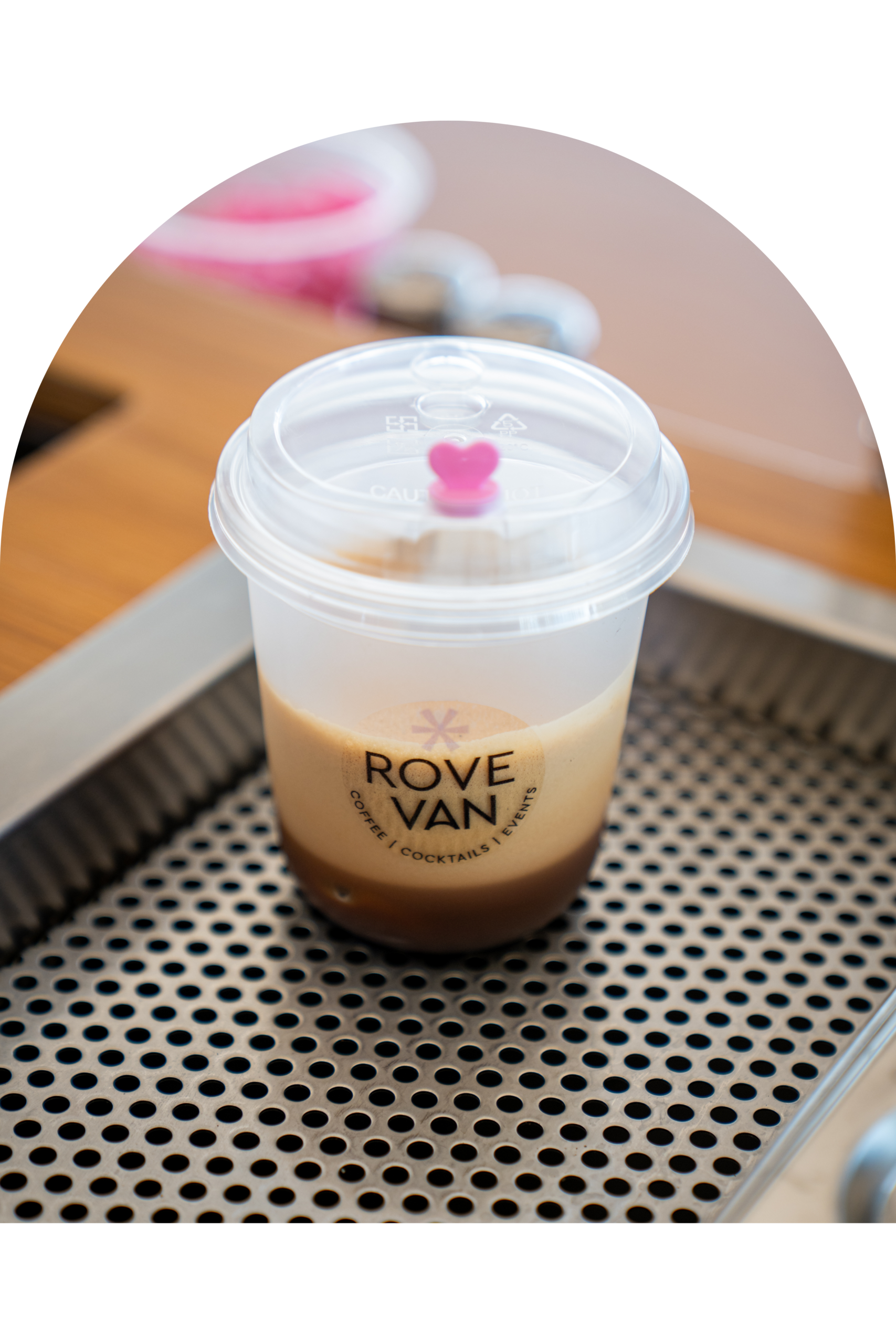Barista φτιάχνει specialty καφέ στο ROVE Van