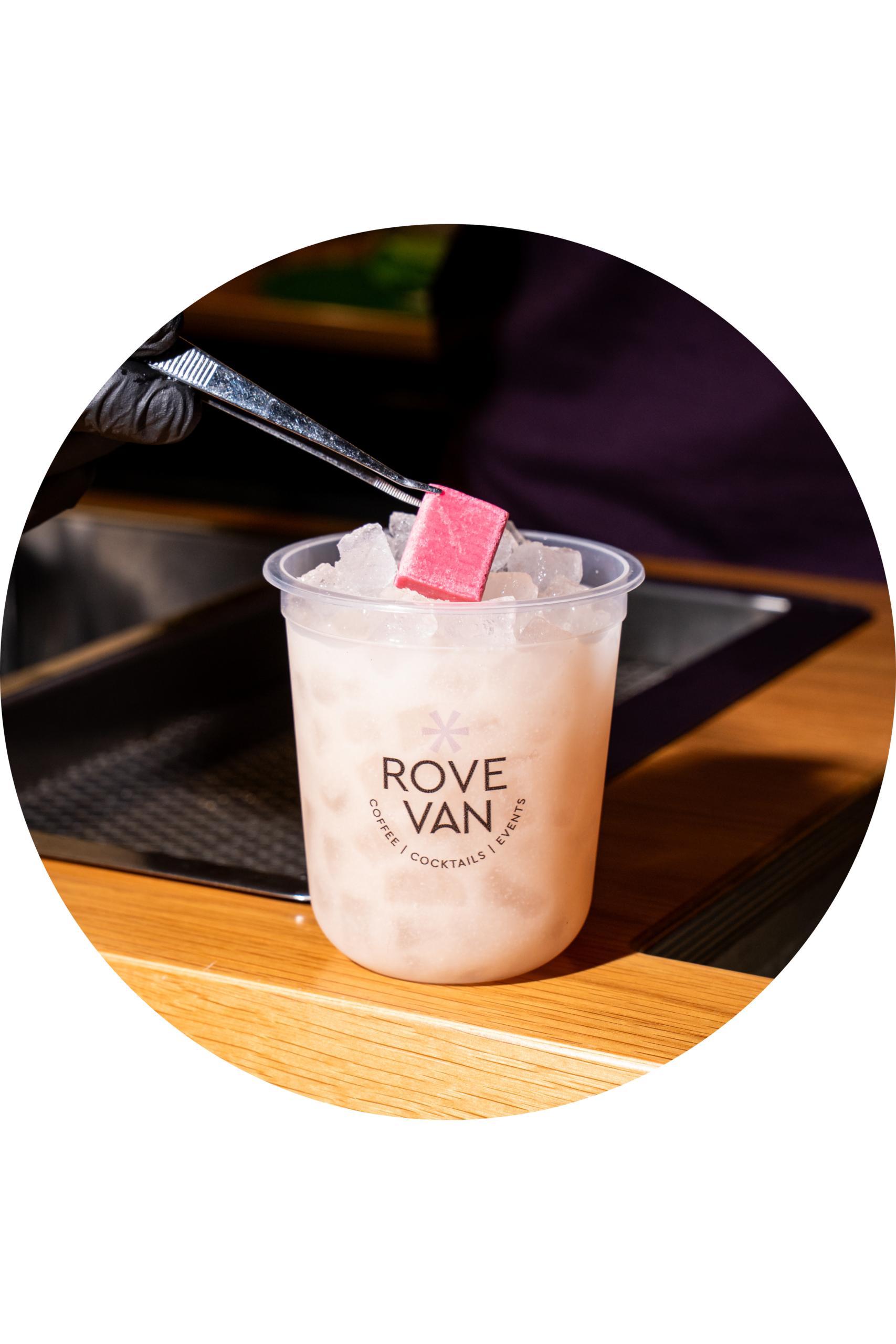 Signature cocktail από το ROVE mobile bar